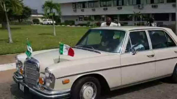 Gov Ayo Fayose Vintage Car Spotted At The Supreme Court (Photos)